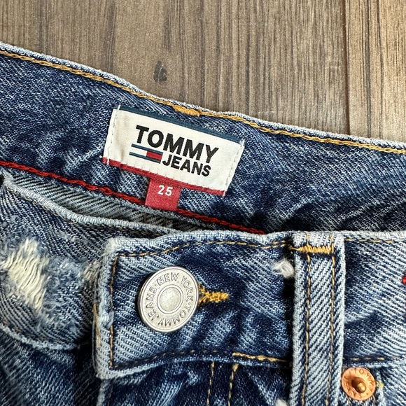 Tommy Jeans | High-Waisted Shorts - Picture 5 of 6